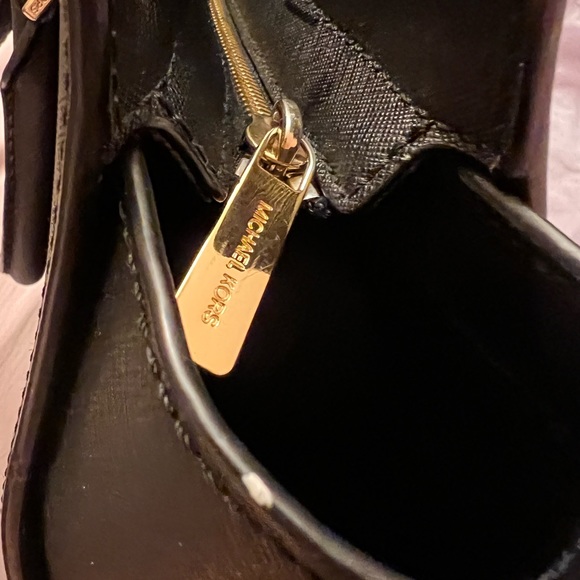 MICHAEL KORS
Saffiano Leather Handle Bag - Picture 4 of 8